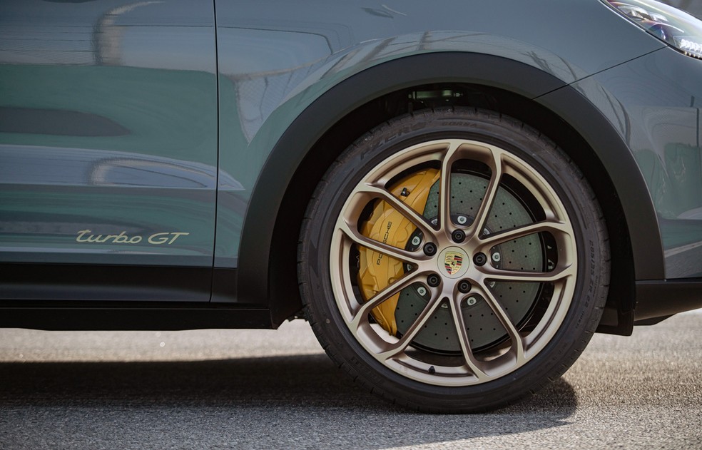 Rodas de 22 polegadas recebem freios de composto carbono-cerâmica — Foto: Divulgação/Porsche