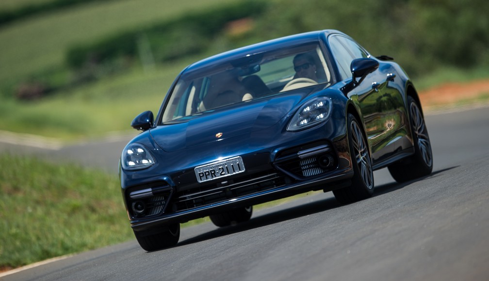 Faróis de LED são de série no Porsche Panamera — Foto: Divulgação/Porsche
