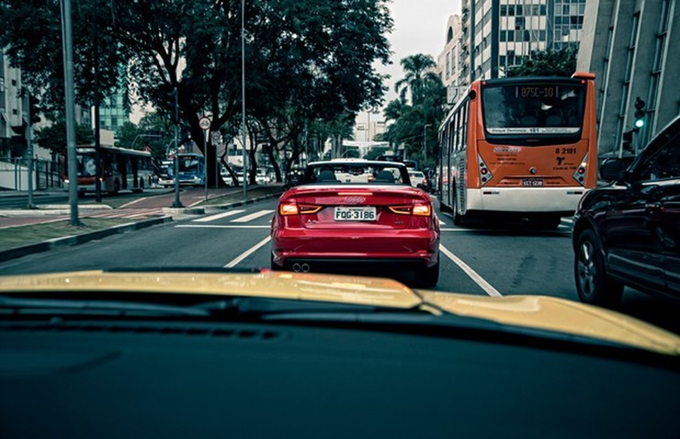 Para abrir a capota do Audi é só apertar um botão no console (Foto: Fabio Aro) — Foto: Auto Esporte