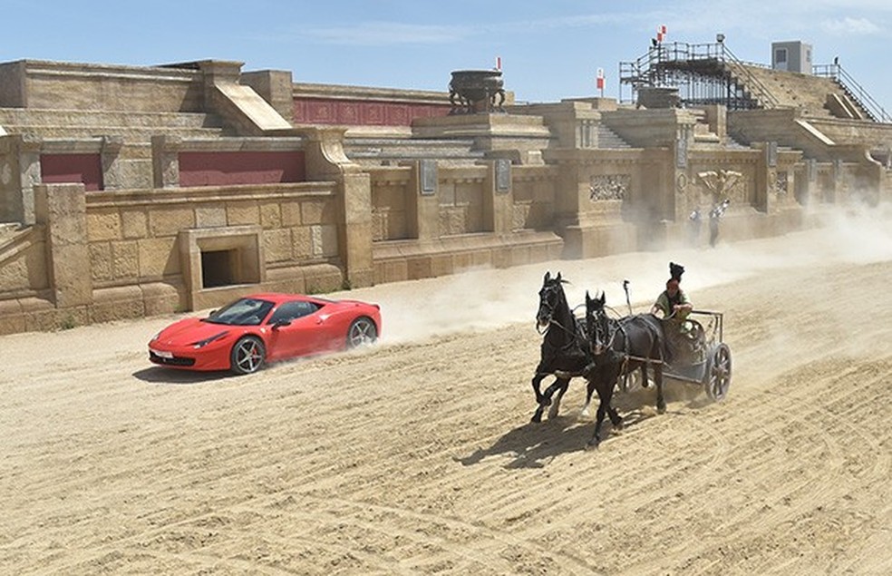Ferrari compete contra biga em cenário de Ben Hur (Foto: AFP) — Foto: Auto Esporte