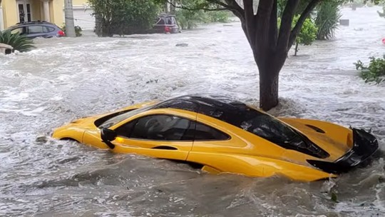McLaren de R$ 15 milhões é levada em enchente causada por furacão nos Estados Unidos