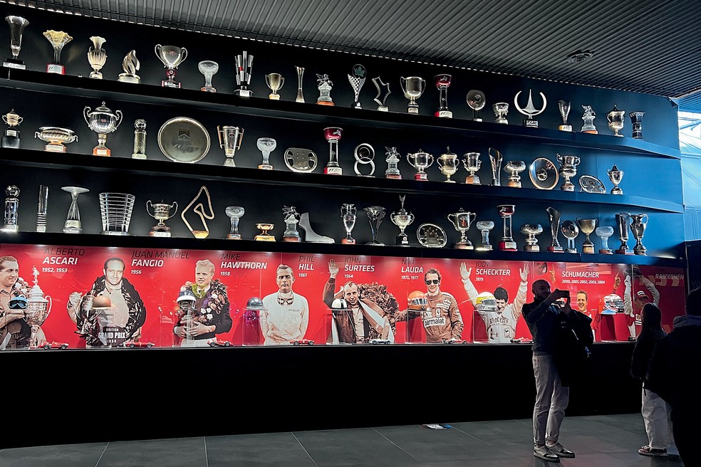 Salão da Fórmula 1 mostra troféus e todos os campeões da Ferrari na história da categoria — Foto: Vitória Drehmer/Auto News Brasil