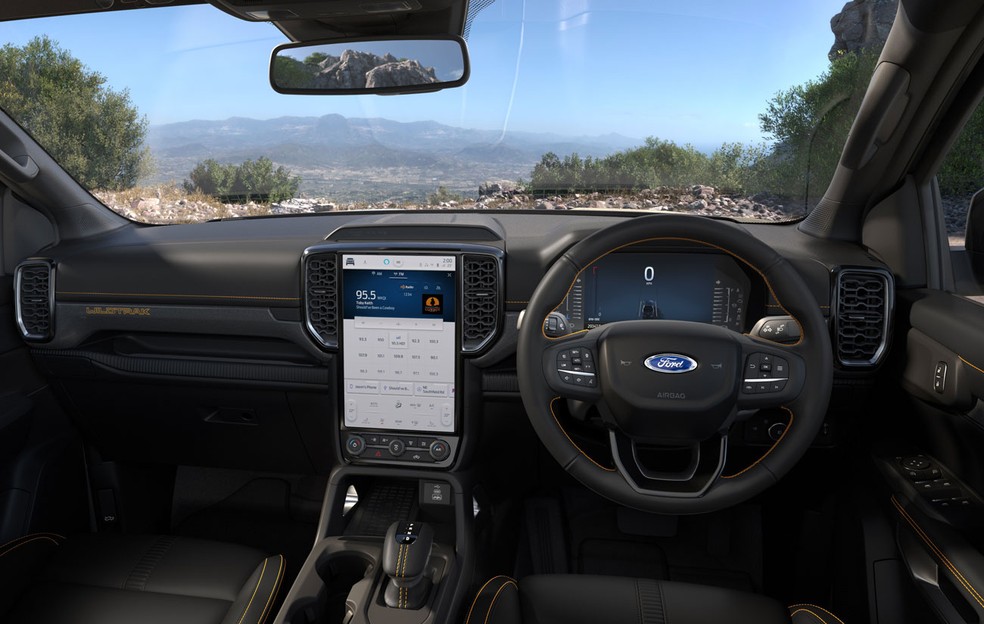 Cabine da nova Ford Ranger tem central multimídia vertical e quadro de instrumentos digital — Foto: Divulgação