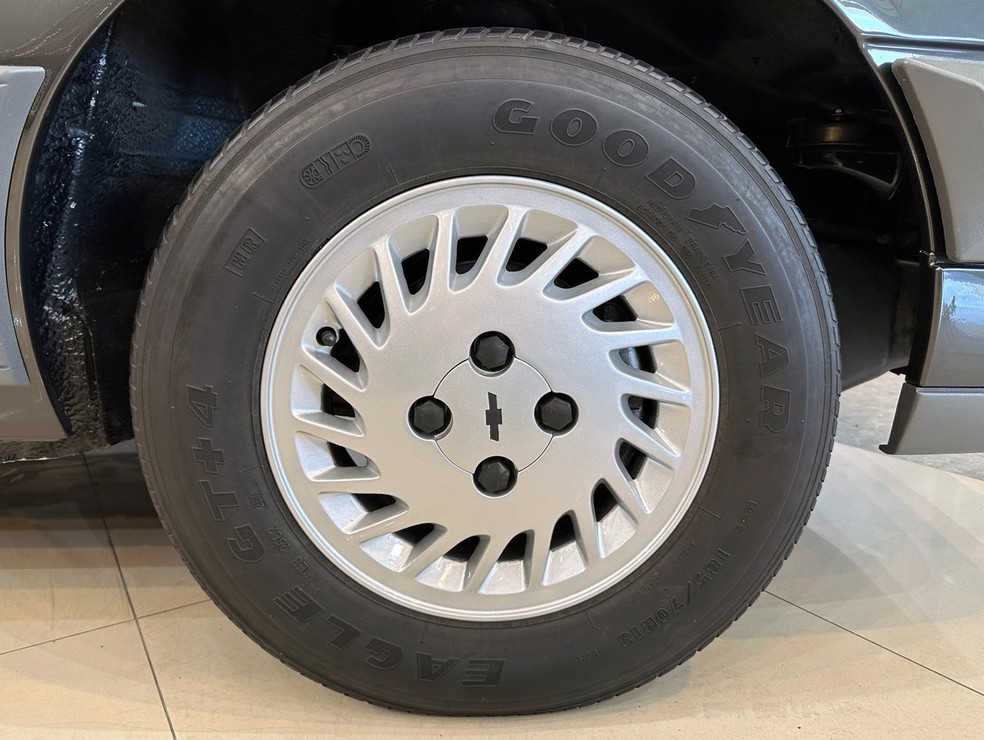 Pneus originais de 1990 calçam rodas de 13 polegadas no Monza 500 EF — Foto: Reprodução