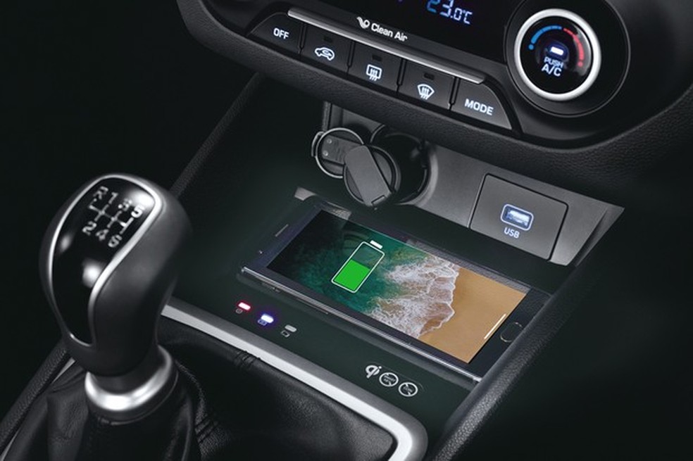 Carregador por indução é a principal novidade do interior do Creta (Foto: Divulgação) — Foto: Auto Esporte