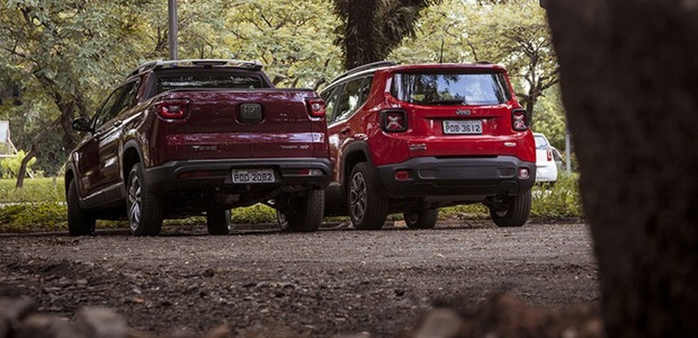 Comparativo: Jeep Renegade X Fiat Toro (Foto: Auto News Brasil) — Foto: Auto Esporte