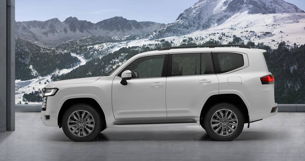 Toyota Land Cruiser tem formato de carroceria quadradinho e manteve a praticidade de uma perua grande — Foto: Divulgação