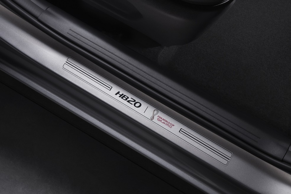 Hyundai HB20 Copa do Mundo traz a identificação da competição nas soleiras das portas — Foto: Divulgação
