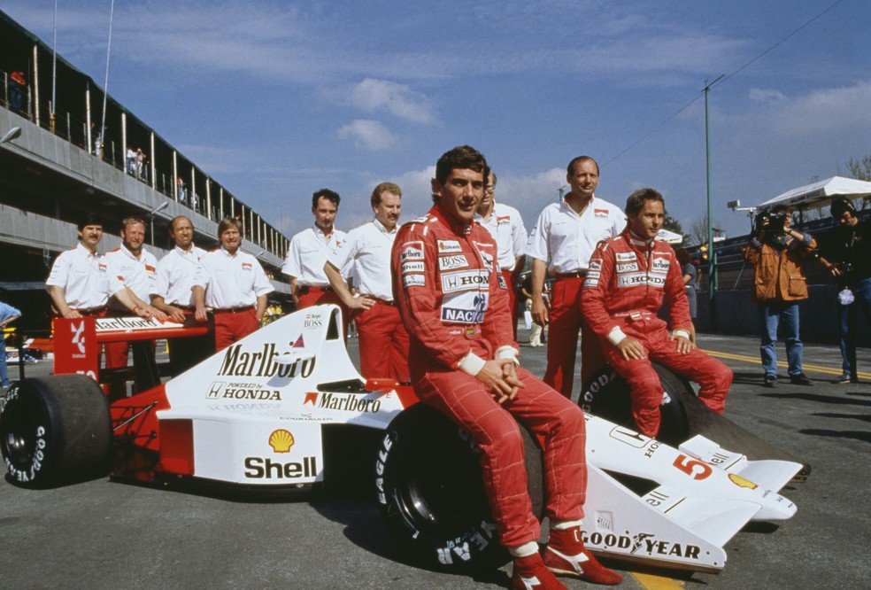 Equipe McLaren em 1990: à frente temos Senna (esq.), Ron Dennis (ao centro) e Gerhard Berger (dir.) — Foto: Getty Images