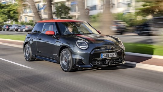 Mini Cooper elétrico estreia versão JCW sem melhorar a performance
