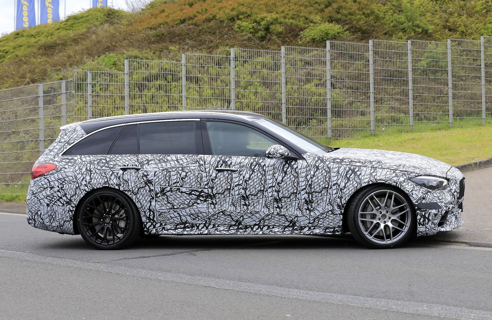 Rodas e discos enormes da Mercedes-AMG C63  fazem companhia aos pneus esportivos — Foto: Automedia