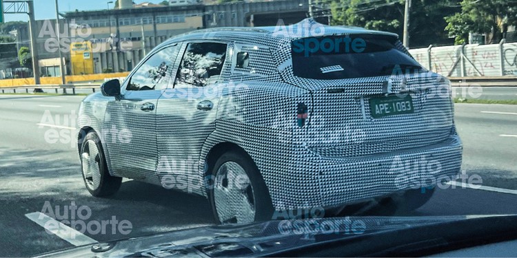 Nissan Kicks 2025 flagrado durante testes em São Paulo