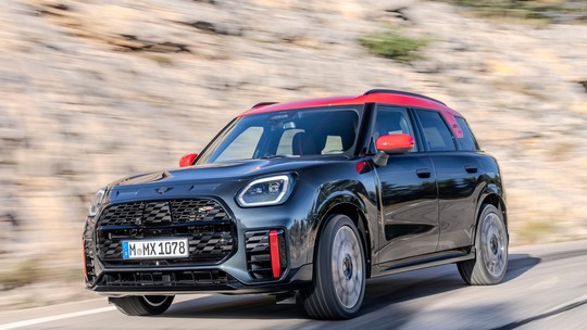 Novo Mini Countryman JCW deixa de lado a eletrificação e aposta em motor de 300 cv