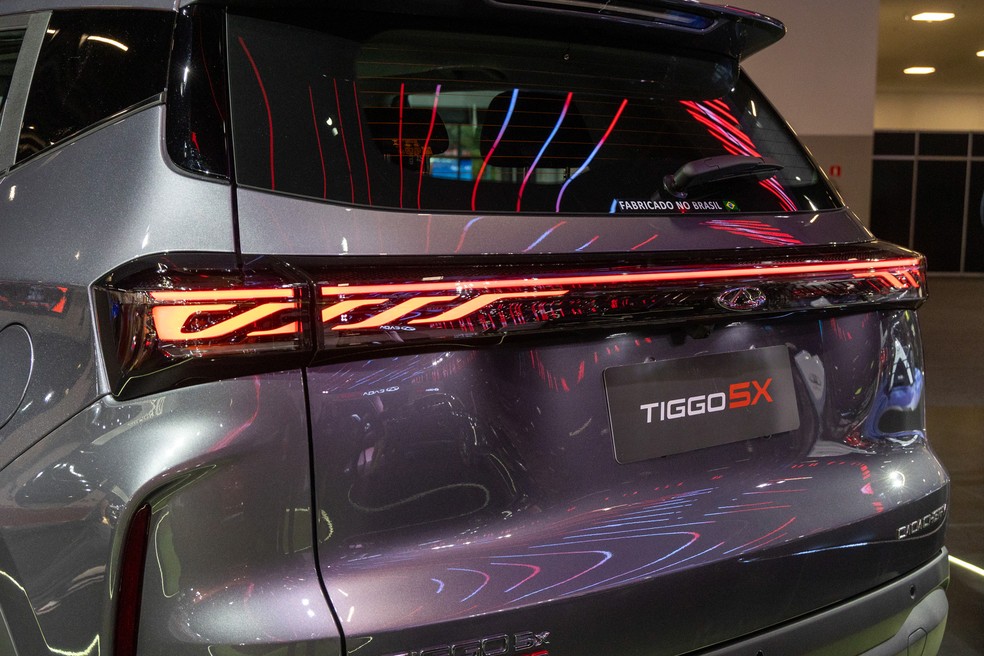 Caoa Chery Tiggo 5X 2027 tem grafismos inéditos para o conjunto de lanternas — Foto: Renato Durães/Auto News Brasil
