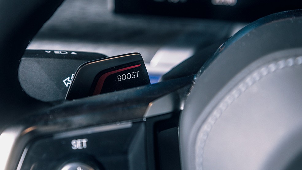 Tecla Boost faz o BMW i7 se parecer com um esportivo por alguns segundos — Foto: Fabio Aro/Auto News Brasil