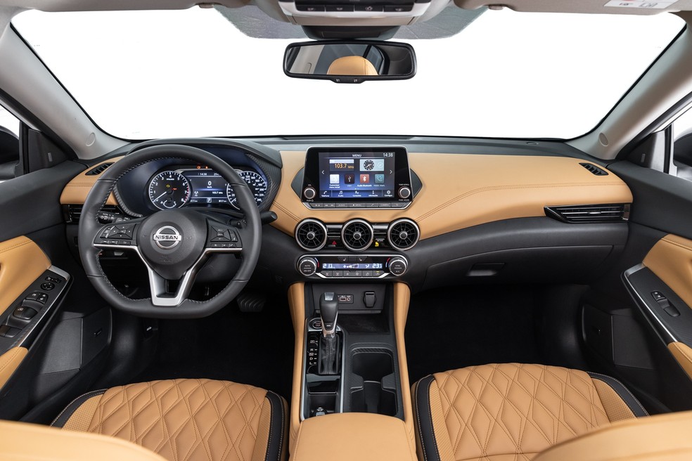 Revestimento de couro bicolor era disponibilizado apenas na versão top de linha — Foto: Divulgação/Nissan