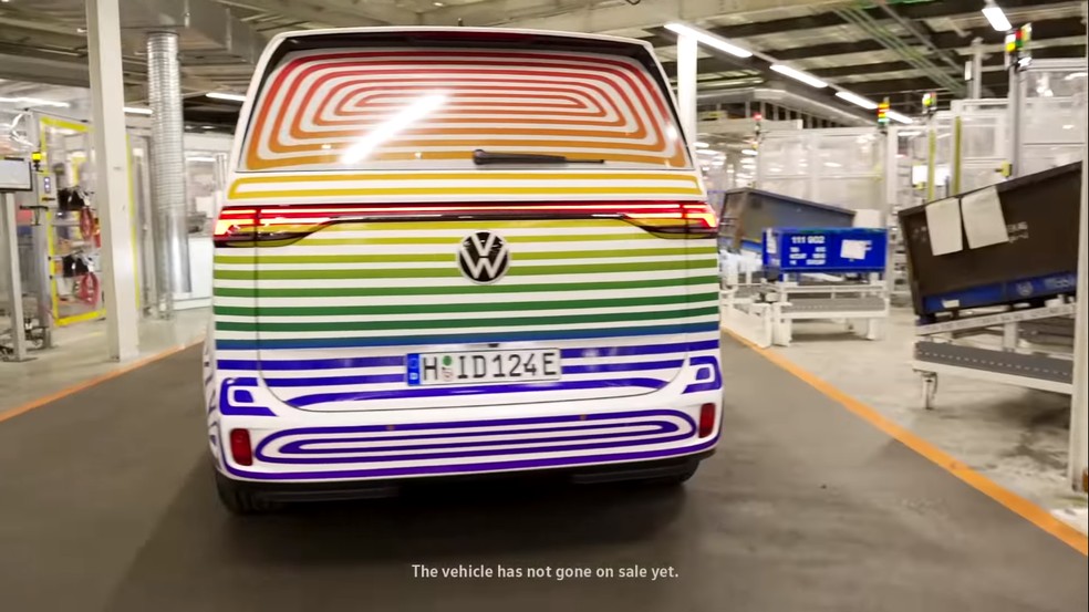 Traseira da Volkswagen ID.Buzz é marcada pelas lanternas interligadas — Foto: Divulgação