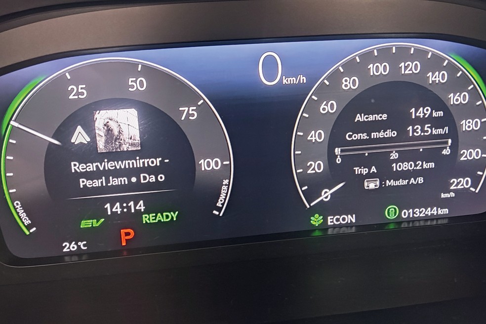 "Rearviewmirror" no som e consumo médio estabilizado em 13,5 km/l — Foto: Fernando Pedroso/Auto News Brasil