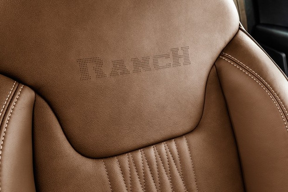 Estofamento marrom traz a inscrição Ranch em um detalhe elaborado (Foto: Divulgação) — Foto: Auto Esporte