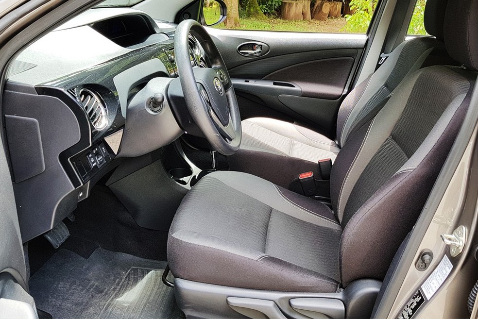 Direção hidráulica, coluna ajustável em altura e ajustes precisos no assento (Foto: Ulisses Cavalcante) — Foto: Auto Esporte
