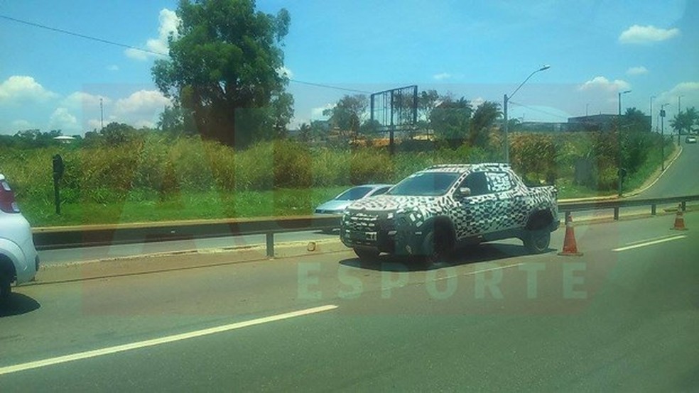 Um modelo camuflado da Toro em versão de produção acompanhou o acidente (Foto: Arthur Martins/Auto News Brasil) — Foto: Auto Esporte