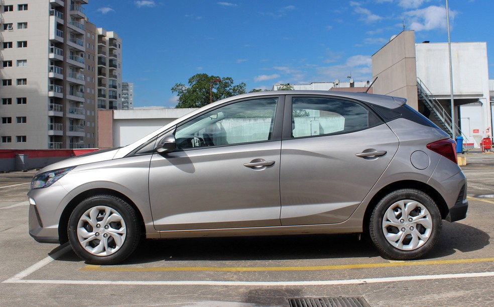 Apesar de ter passado por uma plástica pesada, HB20 2023 manteve a plataforma e grande parte do desenho lateral   — Foto: André Paixão/Auto News Brasil