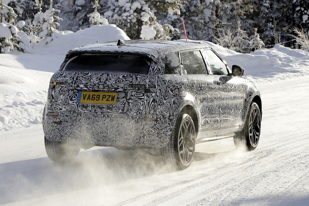 Land Rover Evoque alongado: os dois assentos extras são pequenos e voltados para crianças ou adultos em viagens curtas — Foto: Automedia