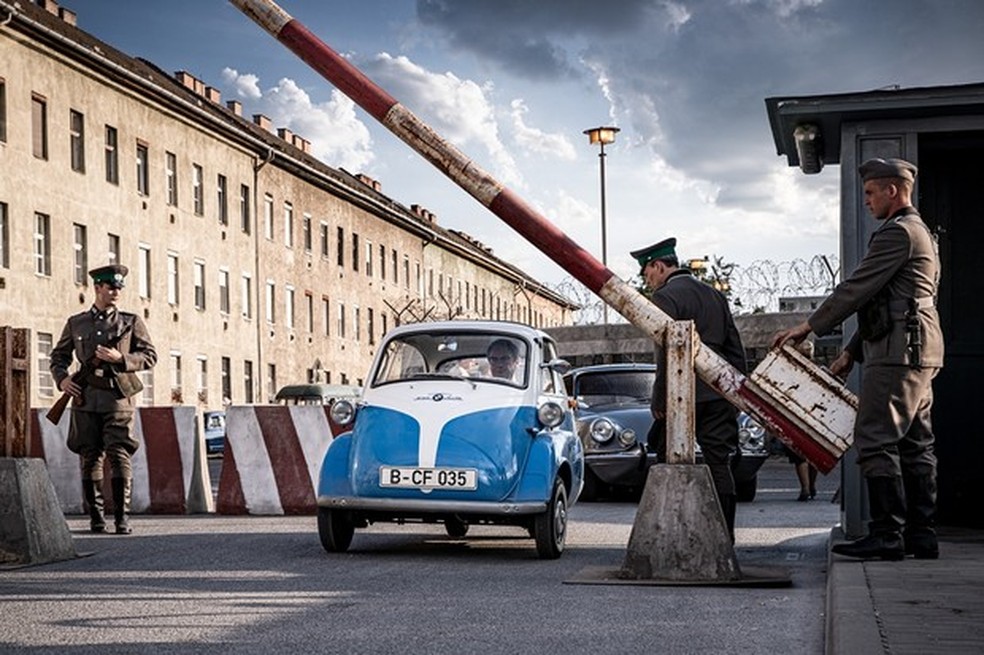 A BMW recriou a fuga histórica em comemoração ao aniversário de 30 anos da queda do Muro (Foto: Divulgação) — Foto: Auto Esporte