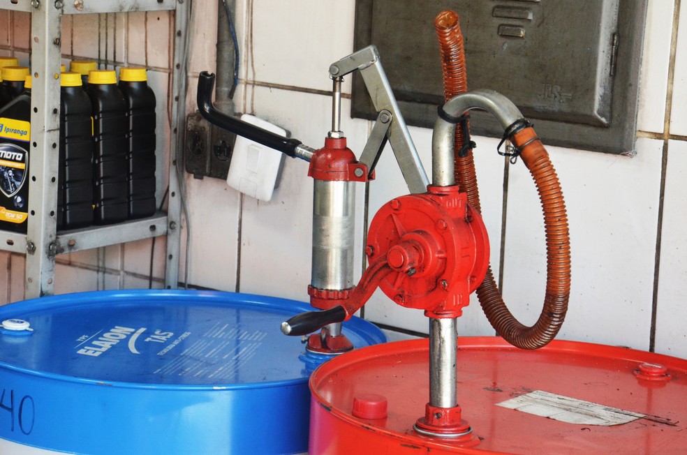 Empresas conhecidas no mercado fazem testes periódicos e possuem controle de qualidade com o lubrificante a granel — Foto: André Schaun
