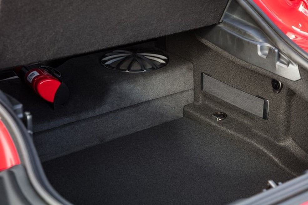 Porta-malas de 290 litros é equivalente ao de um hatch compacto (Foto: Divulgação) — Foto: Auto Esporte