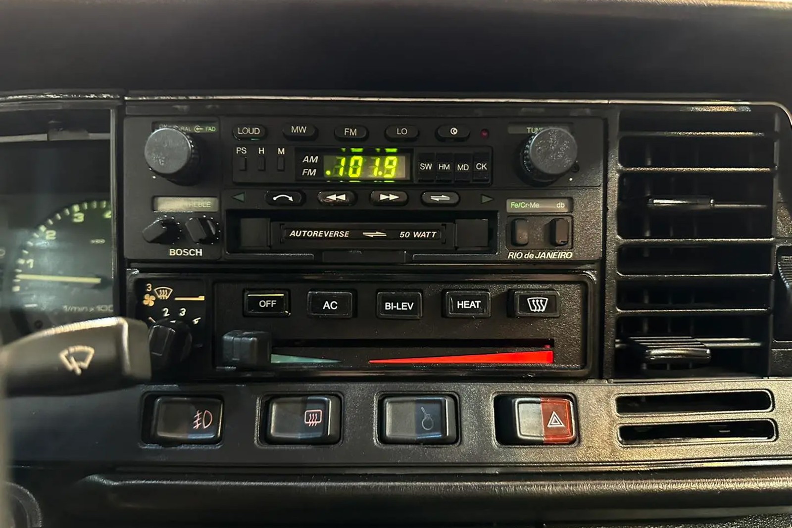 Volkswagen Santana GLS 1987 rádio e ar-condicionado — Foto: Divulgação/Padrão Misa