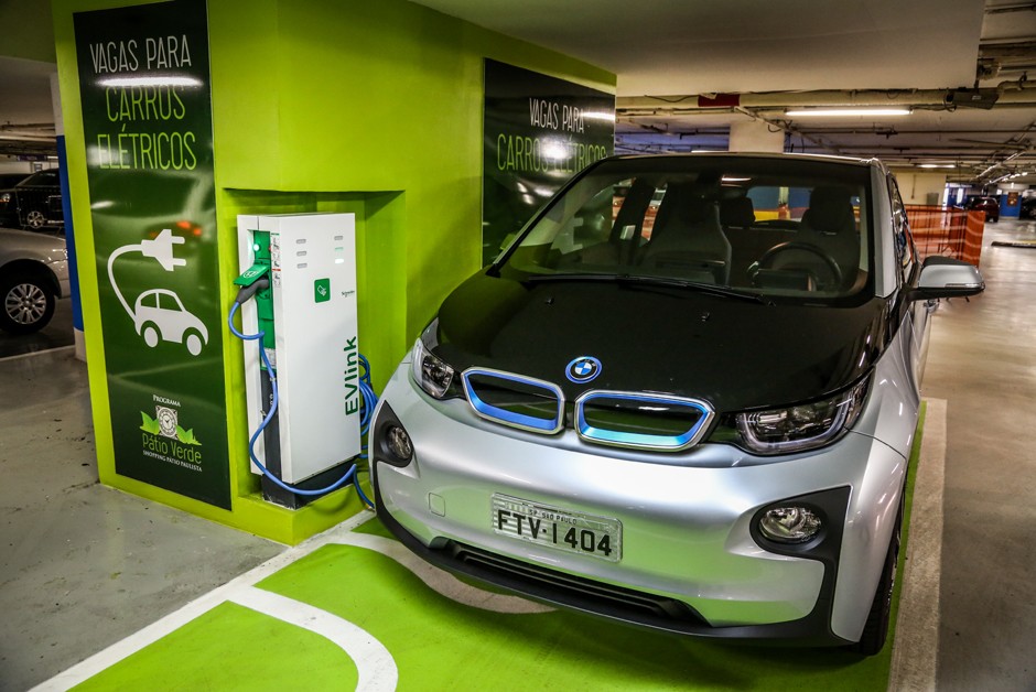 Ponto de recarga para carros elétricos em Shopping Center