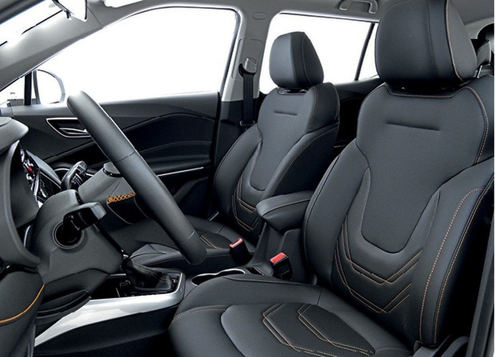 Todo o interior tem imitação de couro com costuras laranjas (Foto: Divulgação) — Foto: Auto Esporte