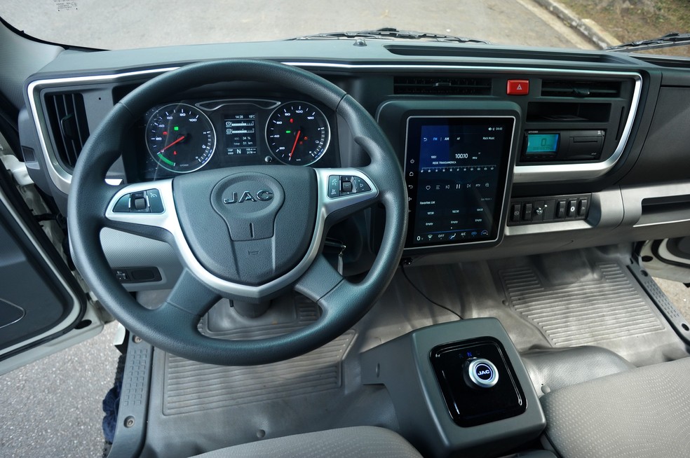 JAC E-JT 12,5 dispõe de central multimídia de 12" na orientação vertical  — Foto: Divulgação