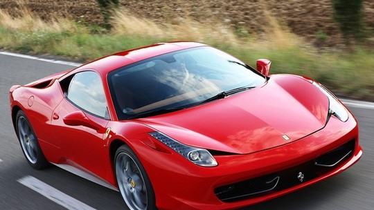 Criança de 10 anos dirigindo Ferrari? Empresa na Inglaterra torna realidade o sonho infantil