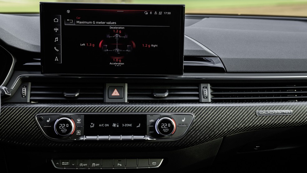 O sistema multimídia tem tela sensível ao toque e indica até a força G gerada pelo carro em curvas e frenagens — Foto: Divulgação