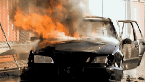 Motorista deve manter distância de, pelo menos, um metro do veículo para apagar o fogo em segurança — Foto: Reprodução/Giphy