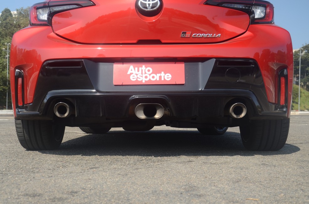 Toyota Corolla GR tem escapamento triplo — Foto: André Schaun/Auto News Brasil