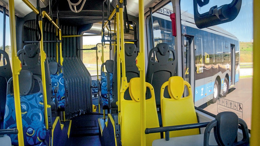 Chamado de ônibus-sanfona ou minhocão, é utilizado em grandes capitais e regiões metropolitanas, como São Paulo, Rio e Curitiba — Foto: André Schaun