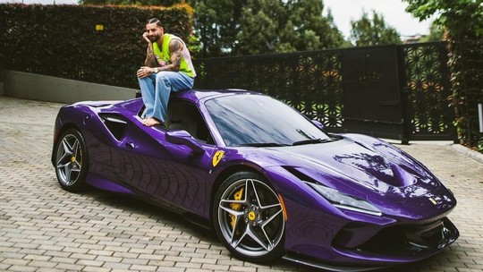 Vermelha? Maluma posa com Ferrari roxa de 720 cv e R$ 4,7 milhões