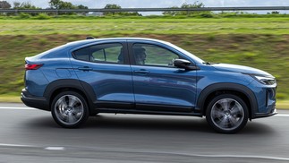 Fiat Fastback híbridos 2025 - lateral dinâmica — Foto: Divulgação