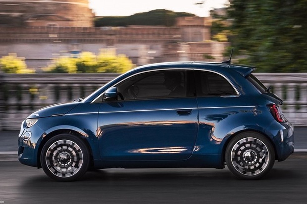 Fiat 500e tem velocidade máxima de 150 km/h — Foto: Auto Esporte