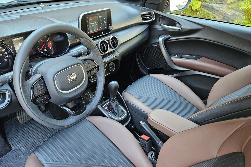 Fiat Cronos Precision traz motor 1.3 aspirado ligado ao câmbio automático do tipo CVT  — Foto: Lucas Moraes/Auto News Brasil
