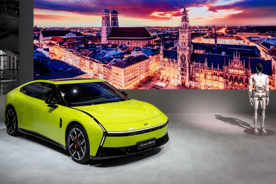 xPeng P7 ao lado do robô Iron no IAA 2025