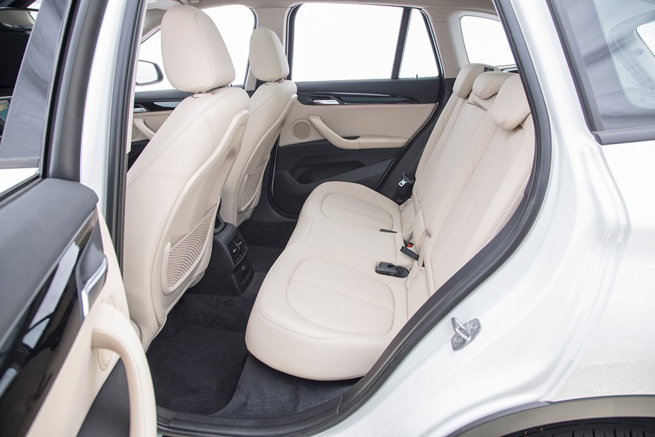Espaço traseiro do BMW X1 sDrive20i é bom, mas tunel central é alto