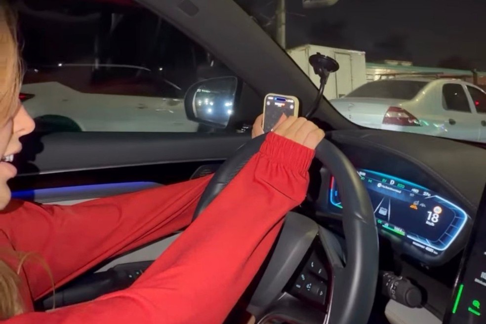 Influencer grava vídeo  com seu celular enquanto dirige — Foto: Foto: Divulgação/Redes sociais