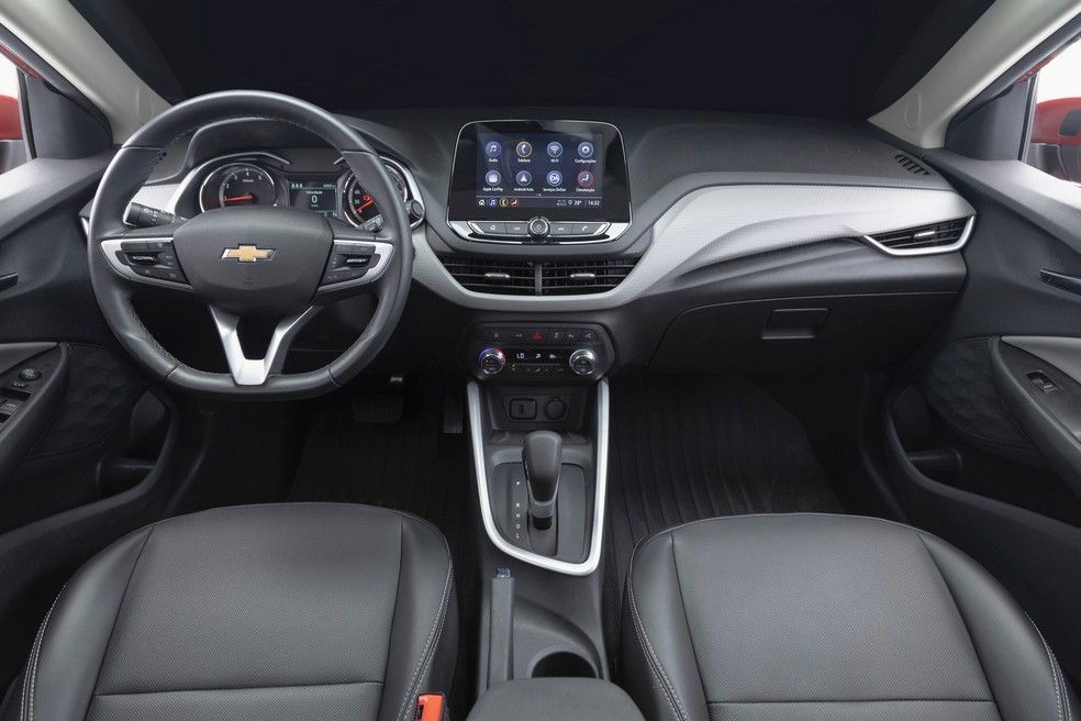 Chevrolet Onix passou a ter a central multimídia como item de série em 2012 — Foto: Autoesporte/Fábio Aro