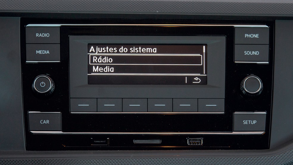 Volkswagen Polo Track - Polo Track não tem nem rádio de série; modelo simples é vendido como opcional — Foto: Renato Durães