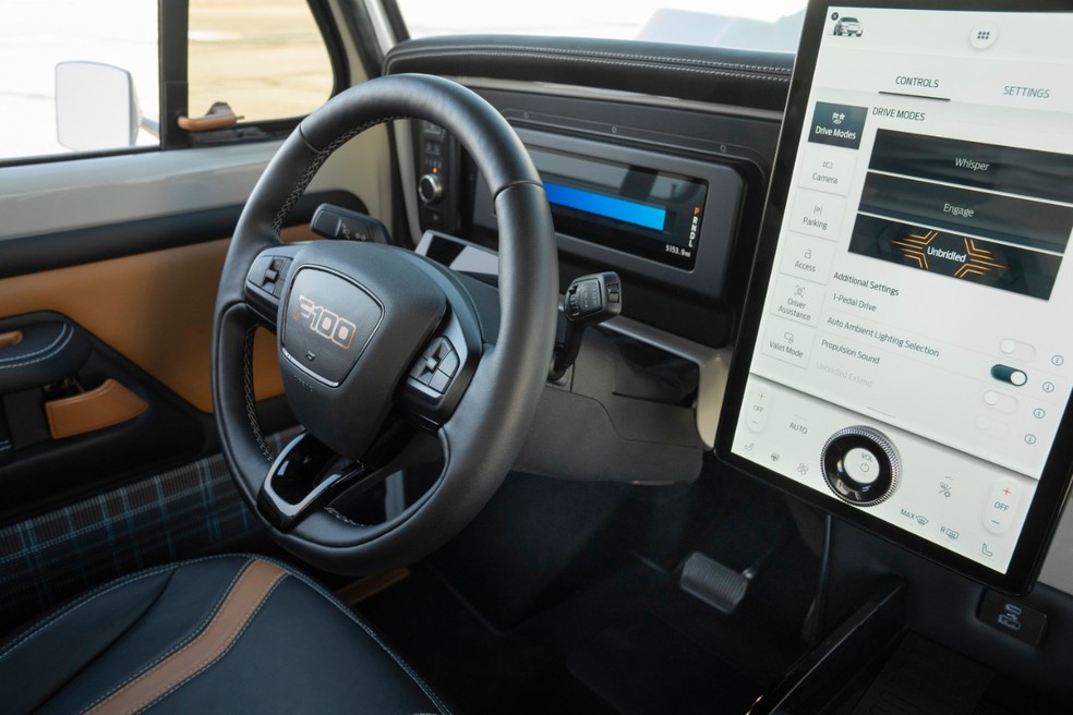Ford F-100 Eluminator tem um interior que mistura o passado e o presente; tela da central multimídia é do Mach-E — Foto: Divulgação