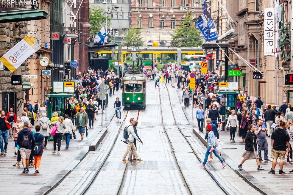 Soluções de mobilidade em Helsinque facilitam os deslocamentos a pé ou usando transporte público, como bondes e ônibus — Foto: Getty Images